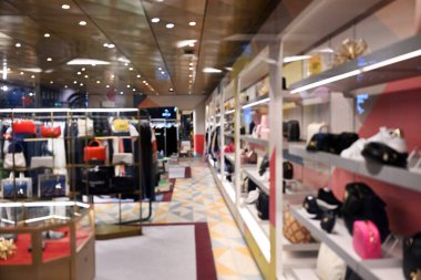 Moda mağazası gösterileri, bulanık arkaplan