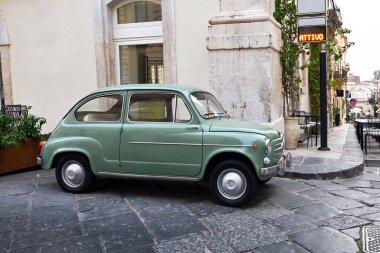 Sicilya 'da küçük bir İtalyan arabası park edilmiş.