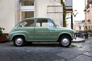 Sicilya 'da küçük bir İtalyan arabası park edilmiş.