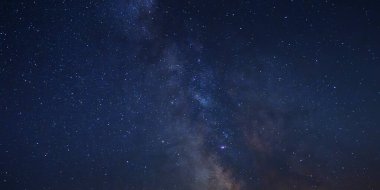 Gece gökyüzünde Samanyolu Galaksisi