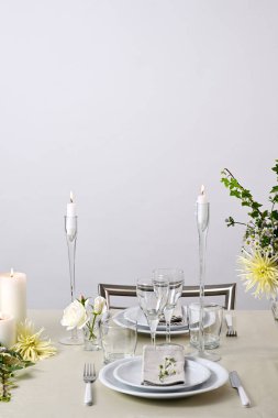 Düğün yemeği için dekore edilmiş masa.