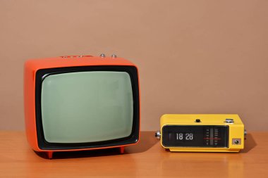 Kahverengi arka planda eski televizyon ve radyo