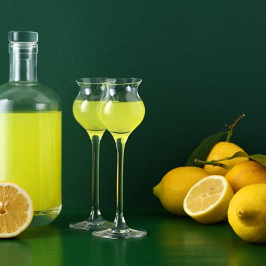 İtalyan limonlu limonlu bardaklar Limoncello, şişe ve taze limon.