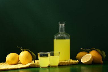 İtalyan limonlu limonlu bardaklar Limoncello, şişe ve taze limon.