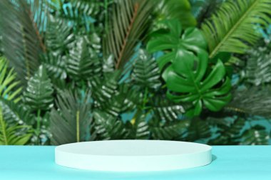Ürün sunumu için tropikal yapraklı maket