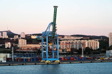 Marsilya, Fransa - 15 Aralık 2024: Akşamları kargo konteynırlarıyla deniz limanı manzarası