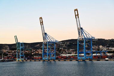 Marsilya, Fransa - 15 Aralık 2024: Akşamları kargo konteynırlarıyla deniz limanı manzarası