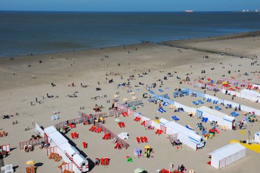 Blankenberge, Belçika - 6 Nisan 2010: İnsanlar plajda dinleniyor, bahar zamanı