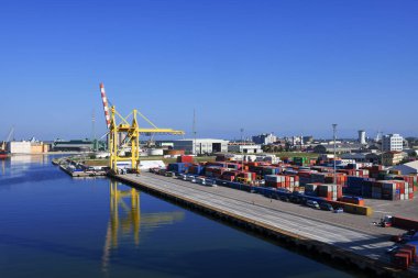 Venedik, İtalya - 25 Haziran 2022: Ticari liman, konteyner terminali