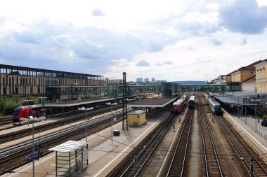 Regensburg, Almanya - 12 Ağustos 2014: Demiryolu üzerinde tren ve cam köprü panoraması