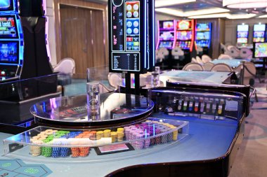 Kumarhanedeki poker fişleriyle dolu rulet masası.