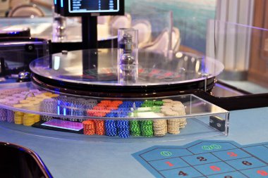 Kumarhanedeki poker fişleriyle dolu rulet masası.