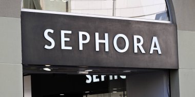 Bergamo, İtalya - 30 Nisan 2025 Amazon ana teslimat aracı bir caddeye park edildi