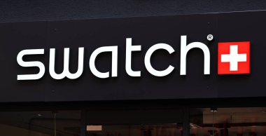 Bergamo, İtalya - 30 Nisan 2025 Amazon ana teslimat aracı bir caddeye park edildi