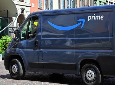 Bergamo, İtalya - 30 Nisan 2025 Amazon ana teslimat aracı bir caddeye park edildi