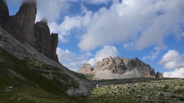 Tre Cime di Lavaredo, Dolomitler, Güney Tyrol, İtalya bulutları ile güzel dağlar