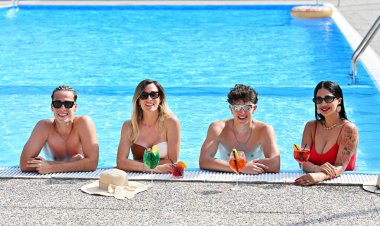 Yüzme havuzunda bir grup mutlu genç arkadaş