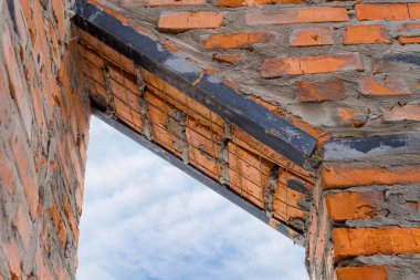 Pencere, metal kapaklı, tuğlalı demir parmaklıklı bina inşaatı bitmemiş..