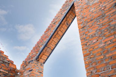 Pencere, metal kapaklı, tuğlalı demir parmaklıklı bina inşaatı bitmemiş..