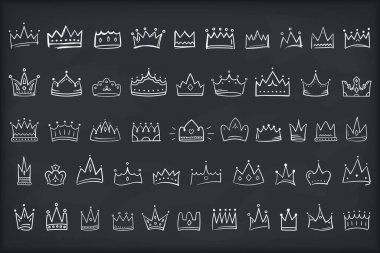 50 El çizilmiş karalama tacı, kral ya da kraliçe tacı simgeleri, vektör eps10 illüstrasyon