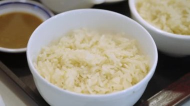 Tavuk buğulanmış pirinç.