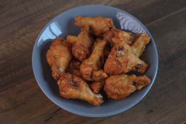 Koyu ahşap arka planda lezzetli çıtır tavuk. Sağlıksız yemek, fast food