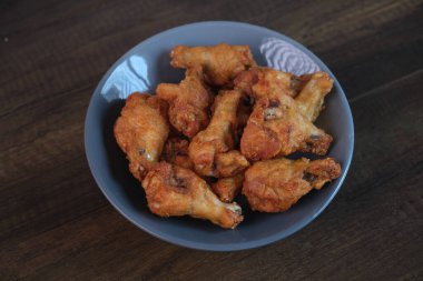 Koyu ahşap arka planda lezzetli çıtır tavuk. Sağlıksız yemek, fast food