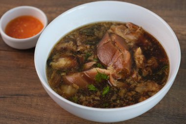 Tatlı soslu domuz budu ve Çin yemeği. Seçici odak ve tonlu resim.