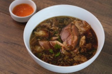 Tatlı soslu domuz budu ve Çin yemeği. Seçici odak ve tonlu resim.