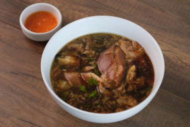 Tatlı soslu domuz budu ve Çin yemeği. Seçici odak ve tonlu resim.