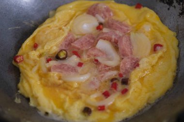 Sıcak tavada mayalanmış domuz omleti, Tayland yemeği.