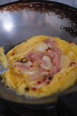 Sıcak tavada mayalanmış domuz omleti, Tayland yemeği.