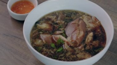 Tatlı soslu domuz budu ve Çin yemeği. Seçici odak ve tonlu resim.