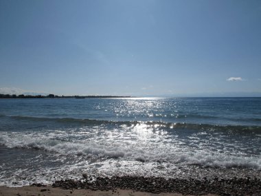 Sabahın erken saatlerinde göl dalgasının yansıması