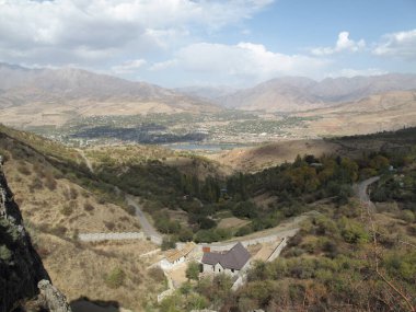                    Büyük bir yükseklikten dağlara ve yerleşim yerine panoramik manzara            