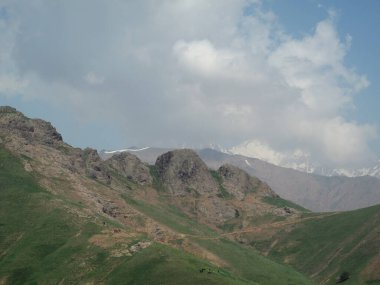 Uzak bir dağda üç dağ zirvesi ve kar                               