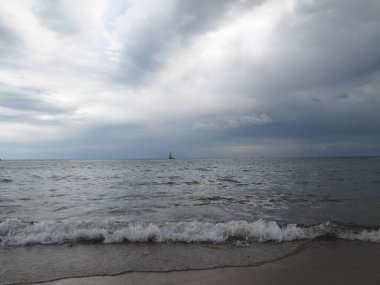                Deniz yağmurdan ve fırtınadan önce Uzaktaki yelkenli                