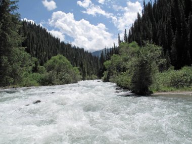           Dağlardaki dağ nehri enerjisi                     