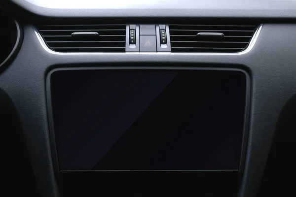 커다란 디스플레이가 현대식 자동차의 대시보드 Lcd 템플릿을 표시한다 — 스톡 사진