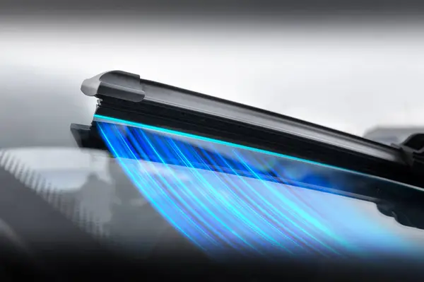 Arabanın ön cam silecekleri yumuşak ve yumuşak bir etki yaratıyor. Araba aksesuarları ve bakımı.