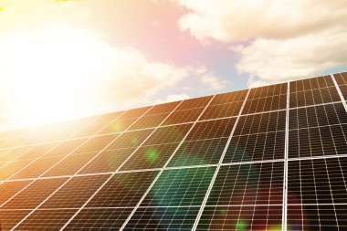 Güneşli bir günde güneş paneli çatısı. Yenilenebilir yeşil enerji.