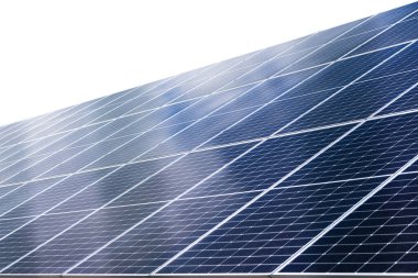 Güneş panelleri mavi bulut yansıması ile kapanır