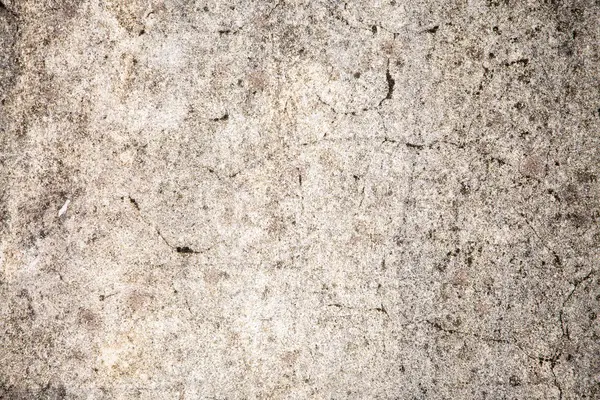 Üzerinde çizikler, siyah noktalar ve alçı olan eski beton bir duvar. Fotokopi alanı olan arkaplan ve duvar kağıdı resmi. Küf ve küf koruma kavramı. Eski bina kısmı. - Evet. Yüksek kalite fotoğraf
