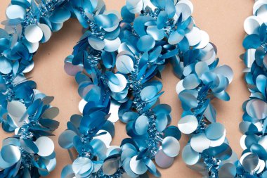 Çok güzel tasarlanmış mavi ve beyaz pullu bir kolyenin detaylı bir yakın plan görüntüsü. Enfes işçilik ve sanat eserleri sergiliyor.