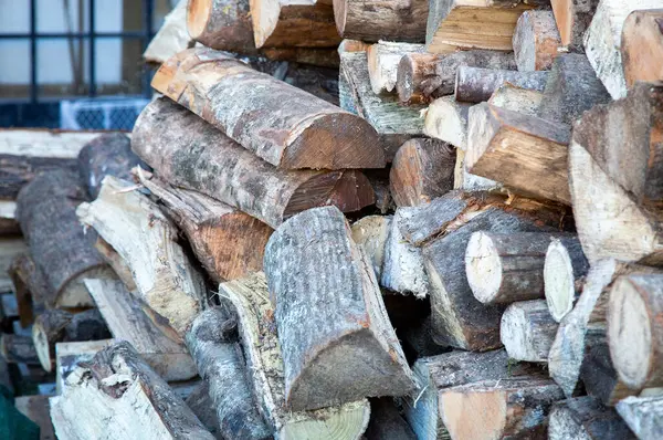 Düzenli sıralanmış kütükler dikkatlice üst üste istiflenerek düzenli ve düzenli bir ahşap oluşumu oluşturulur.