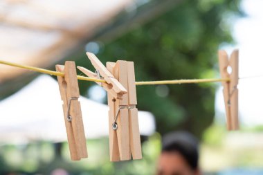 Renkli bir demet ahşap toka gergin bir elbise ipinde zarif bir şekilde asılı, dış dünyaya karakter katıyor.