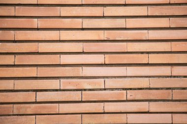Bu resim, güzel ve desenli bir yüzey oluşturan farklı tuğla sıralarını gösteren tuğla duvarın yakın görüntüsünü içeriyor.