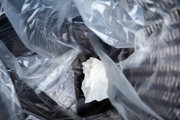 İçinde katlanmış bir kağıt parçası olan plastik bir torba. Kurtulmayı ya da başka bir amaç için kullanılmayı bekliyor.