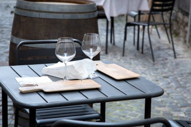 Masanın üzerinde, güzelce dizayn edilmiş iki şarap bardağı var. Yanında da güzelce katlanmış bir peçete var. Akşam yemeği için mükemmel bir şekilde ayarlanmış.