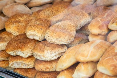 Lezzetli bir demet bisküvi şeffaf cam bir kabın içinde düzgünce üst üste istiflenir.